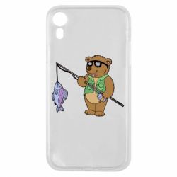 Чехол для iPhone XR Медведь ловит рыбу