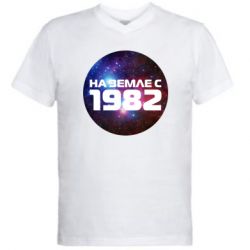 Мужская футболка  с V-образным вырезом На земле с 1982 - PrintSalon