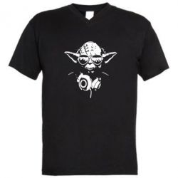 Мужская футболка  с V-образным вырезом Yoda в наушниках - PrintSalon