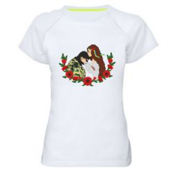 Жіноча спортивна футболка Дівчина цілує солдата - PrintSalon